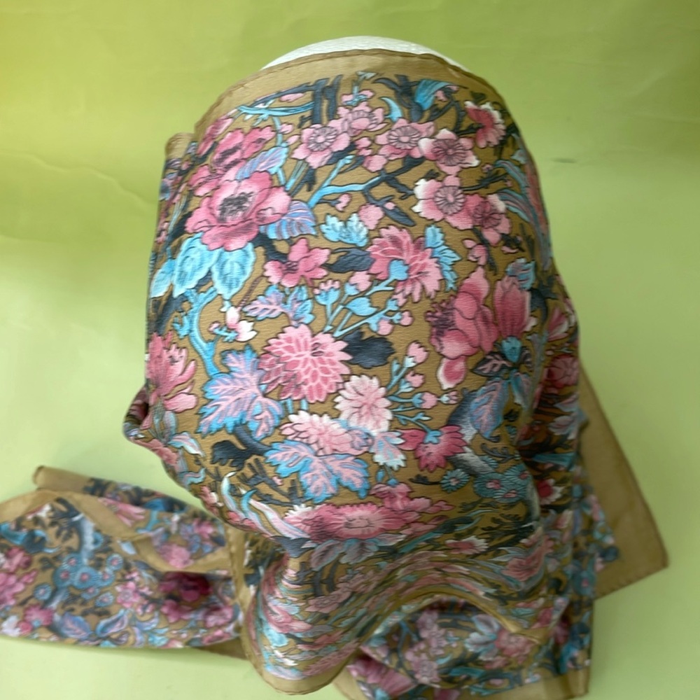Vintage Elaine Gold silk scarf - Picture 3 of 9